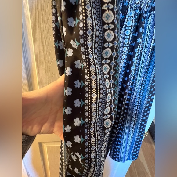 Bohemian Bandanna print w/dolman sleeves with ruffles. Deep-V neck and pockets! - Picture 4 of 8